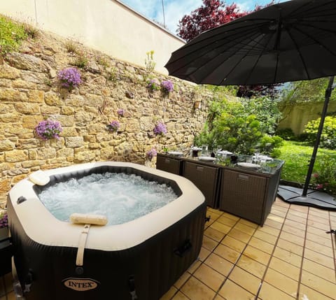 Patio, Day, Natural landscape, Garden, Hot Tub, Hot Tub, Garden view