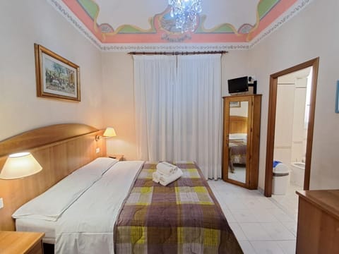Bed, TV and multimedia, Photo of the whole room, Bedroom, towels, wardrobe