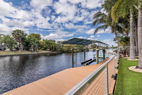 4 Mi to Lake Worth Pier Waterfront Gem with Hot Tub House in Lake Clarke Shores
