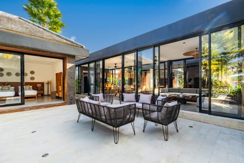 Property building, Day, Balcony/Terrace, Seating area, Dining area