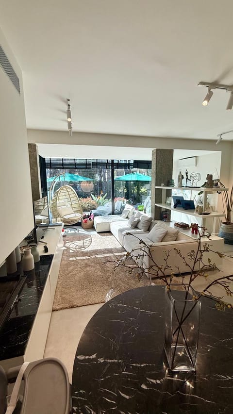 Living room, Seating area, Dining area, fireplace
