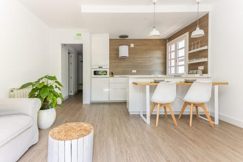 Kitchen or kitchenette, Dining area, minibar, stove