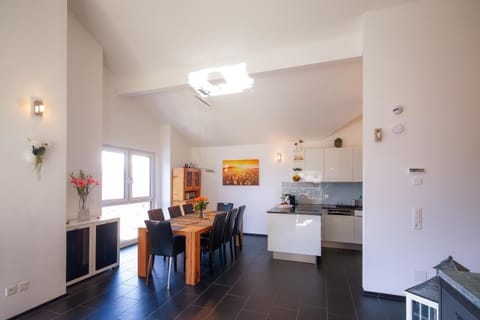 Seating area, Dining area, kitchen