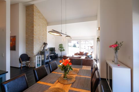 Restaurant/places to eat, TV and multimedia, Living room, Seating area, Dining area