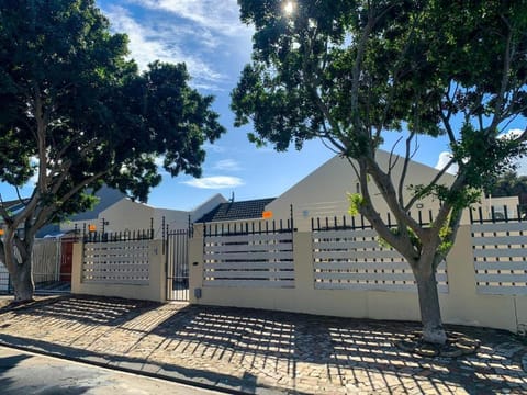 ALIAHIDI Bed and Breakfast in Cape Town