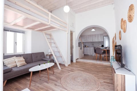 TV and multimedia, Kitchen or kitchenette, Living room, Seating area, Dining area