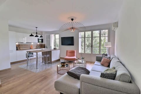 TV and multimedia, Kitchen or kitchenette, Living room, Dining area, stove, air conditioner