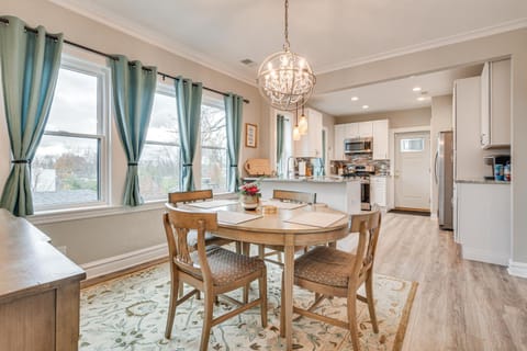 Family Apartment with Deck and Yard Near Northwestern Apartment in Evanston