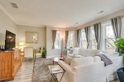 Family Apartment with Deck and Yard Near Northwestern Apartment in Evanston