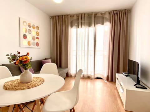 Communal lounge/ TV room, TV and multimedia, Living room, Seating area, Dining area