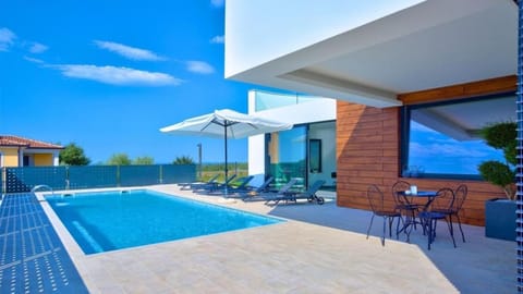 Seating area, Swimming pool, air conditioner