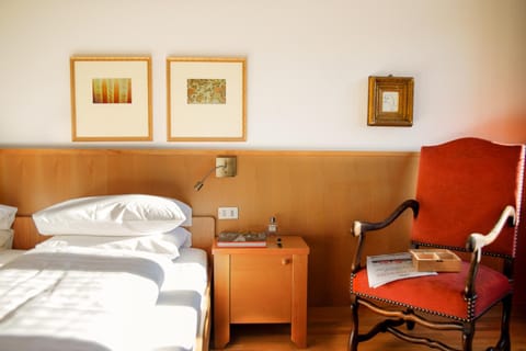 Bed, Photo of the whole room, Decorative detail, Seating area, Bedroom