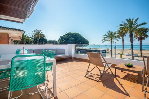 Natural landscape, View (from property/room), Balcony/Terrace, Dining area, Beach, Sea view, sunbed