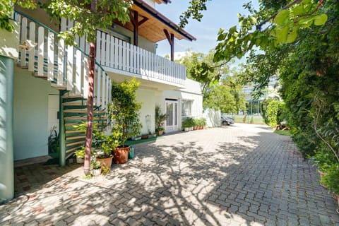 Property building, Day, Garden, Garden, Garden view, Inner courtyard view, pet friendly