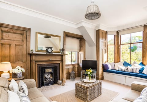 TV and multimedia, Living room, Decorative detail, Seating area, Entertainment, Family