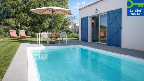 Property building, Patio, Day, Garden, Garden view, Pool view, Swimming pool, sunbed