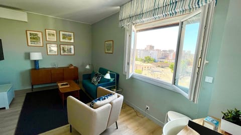 View (from property/room), Living room, Seating area, City view, Landmark view, Sea view, Street view, Quiet street view, internet