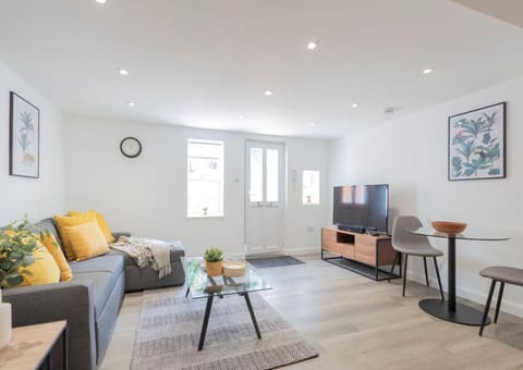 Communal lounge/ TV room, TV and multimedia, Living room, Seating area, Evening entertainment