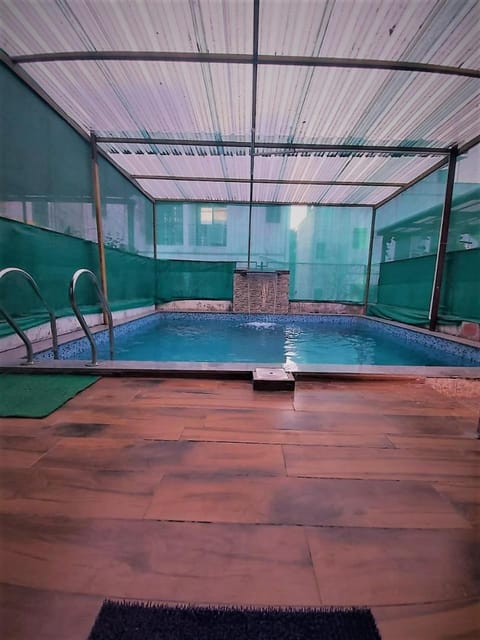 Swimming pool, Swimming pool
