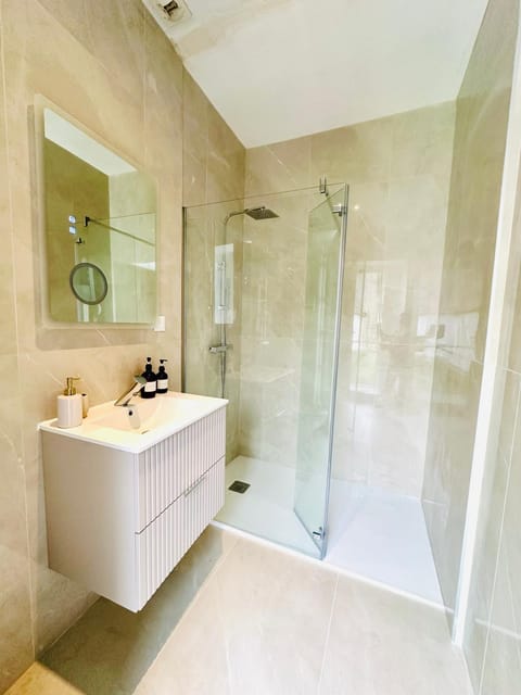 Shower, Bathroom, towels