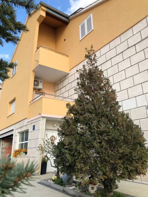 Facade/entrance, Area and facilities