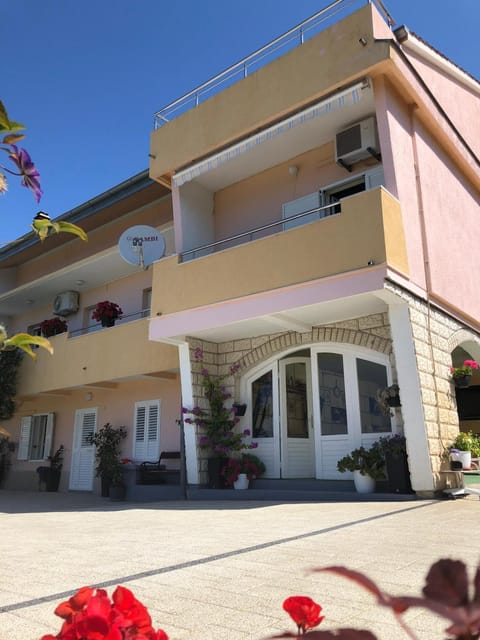 Property building, Facade/entrance, Area and facilities