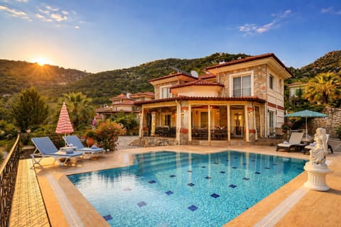 Property building, Nearby landmark, Day, Natural landscape, Mountain view, Pool view, Swimming pool, sunbed