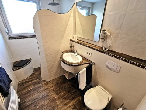 Shower, Toilet, Bathroom, towels