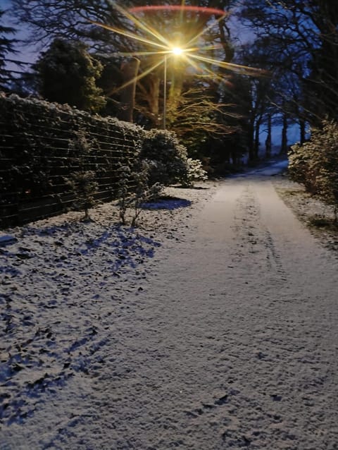 Caban Y Tan Dderwen with private Wood Fired Hot Tub Chalet in Wales