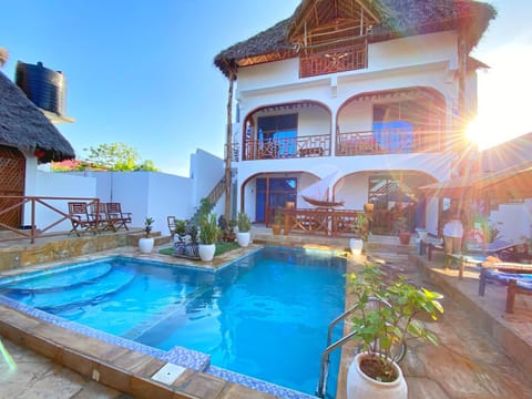 Property building, Patio, Day, Pool view, Swimming pool, sunbed