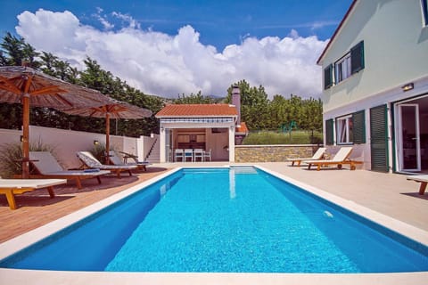 Property building, BBQ facilities, Children play ground, Garden, Bathroom, Seating area, Dining area, Mountain view, Swimming pool