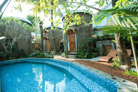 Property building, Patio, Day, Garden, Pool view, Swimming pool, sunbed