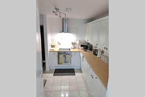 Comfy Cardiff Bay Budget Stay with Small Garden 15 mins Walk to Cardiff Bay Apartment in Cardiff