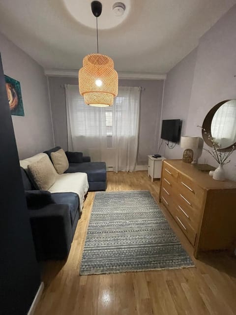 Comfy Cardiff Bay Budget Stay with Small Garden 15 mins Walk to Cardiff Bay Apartment in Cardiff