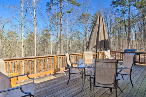 Less Than 1 Mi to Lake Hot Springs Village Escape with Deck House in Garland County