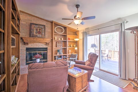 Less Than 1 Mi to Lake Hot Springs Village Escape with Deck House in Garland County