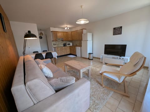 Communal lounge/ TV room, TV and multimedia, Seating area, stove, kitchen