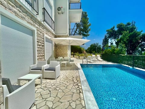 Property building, Swimming pool, sunbed