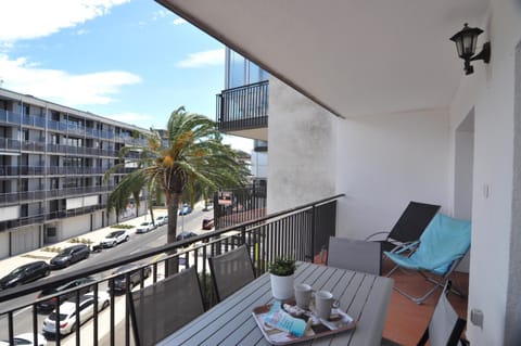 Neighbourhood, View (from property/room), Balcony/Terrace, Dining area, Street view, sunbed