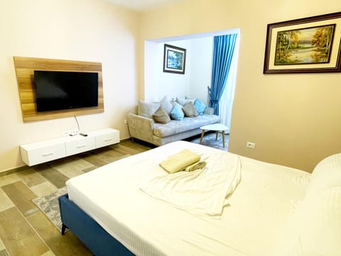Bed, TV and multimedia, Bedroom