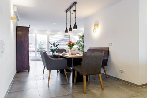 Seating area, Dining area