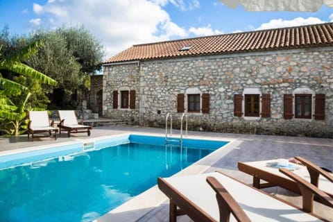 Property building, Day, Pool view, Swimming pool, sunbed