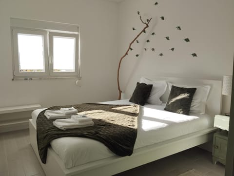 Bed, Bedroom, towels