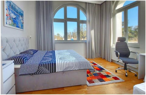 Bed, Photo of the whole room, Seating area, Bedroom