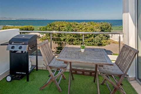 Natural landscape, BBQ facilities, View (from property/room), Balcony/Terrace, Seating area, Dining area, Sea view