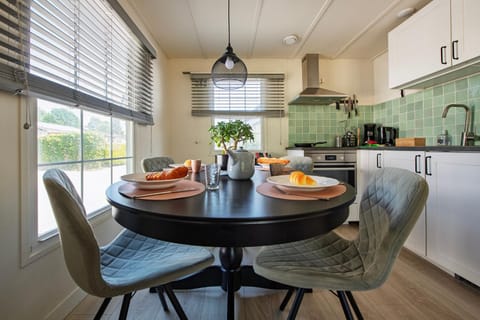 Coffee/tea facilities, Kitchen or kitchenette, Food and drinks, Dining area, Food