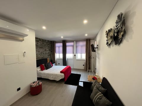 Bed, TV and multimedia, Living room, air conditioner