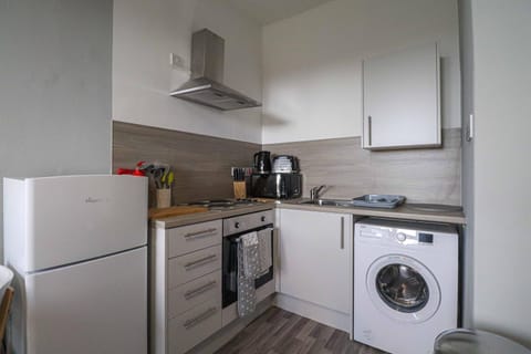 Kitchen or kitchenette, washing machine