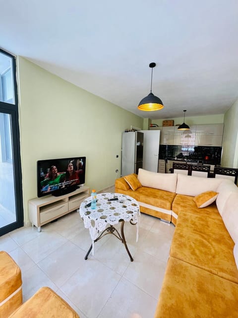 Communal lounge/ TV room, TV and multimedia, Living room, Lounge or bar, Seating area, Dining area