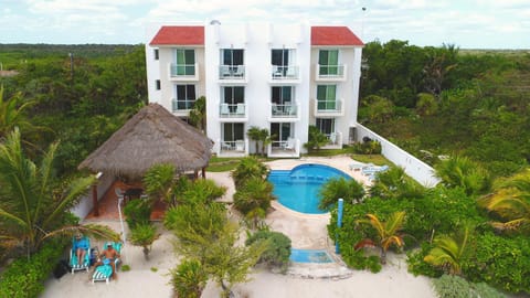 Property building, Natural landscape, Bird's eye view, Garden, Garden view, Pool view, Swimming pool, sunbed